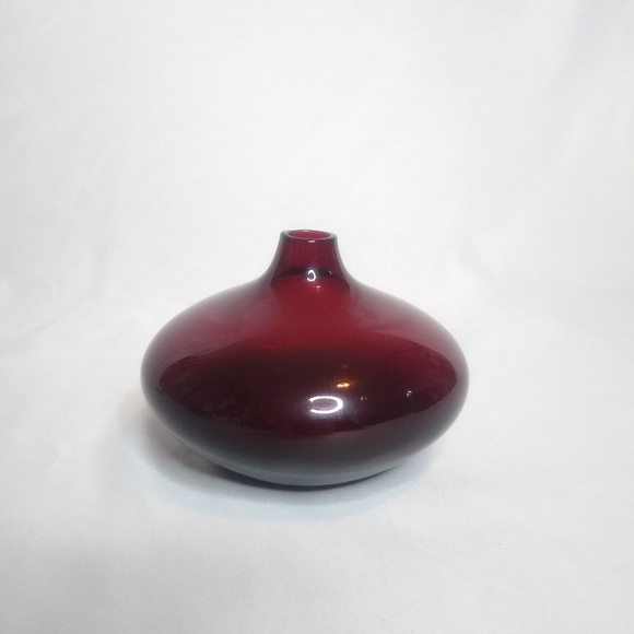 Set of (2) red glass vases - Picture 4 of 4